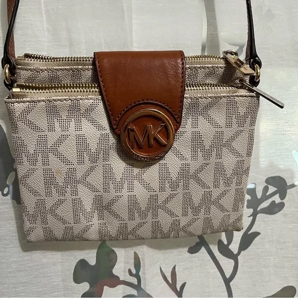 Michael Kors Crossbody - Picture 2 of 8